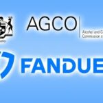 FanDuel multado pela AGCO em investigação de manipulação de resultados em Ontário. Logotipos AGCO e FanDuel contra um fundo azul