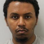 O fanático por 'vídeo Gore' Jala Debella, 24, será detido indefinidamente em um hospital psiquiátrico depois que um júri concluiu que ele esfaqueou uma avó até a morte em um ponto de ônibus em maio de 2024