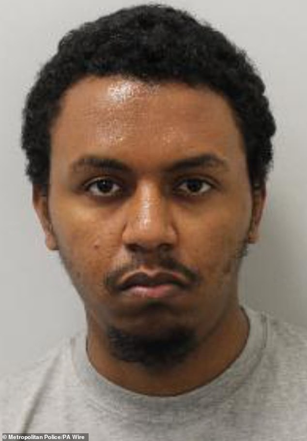 Fanático por vídeo Gore que esfaqueou a avó até a O fanático por 'vídeo Gore' Jala Debella, 24, será detido indefinidamente em um hospital psiquiátrico depois que um júri concluiu que ele esfaqueou uma avó até a morte em um ponto de ônibus em maio de 2024