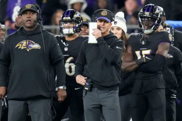 O técnico do Baltimore Ravens, John Harbaugh, está afastado no quarto período contra o Cincinnati Bengals no M&T Bank Stadium.