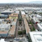 Fechamento dos preparativos da Best Buy em San Jose antes da inauguração da academia
