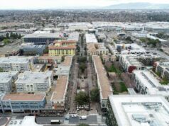 Fechamento dos preparativos da Best Buy em San Jose antes da inauguração da academia Fechamento dos preparativos da Best Buy em San Jose antes da inauguração da academia