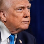 Pessoas caminham em uma rua em Nuuk, Groenlândia, quarta-feira, 14 de janeiro de 2026. (AP Photo/Evgeniy Maloletka)