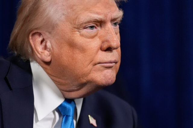 Pessoas caminham em uma rua em Nuuk, Groenlândia, quarta-feira, 14 de janeiro de 2026. (AP Photo/Evgeniy Maloletka)