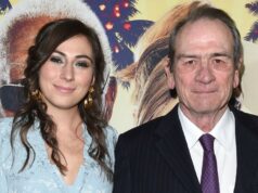Filha de Tommy Lee Jones, Victoria, encontrada morta em hotel no dia de ano novo Tommy Lee Jones e sua filha Victoria Jones na estreia de