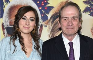 Filha de Tommy Lee Jones, Victoria, encontrada morta em hotel no dia de ano novo Tommy Lee Jones e sua filha Victoria Jones na estreia de