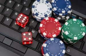 Finlândia revela novas taxas de licença de operador antes da Lei de Jogos de Azar de 2027 Um punhado de fichas e dados de jogo em um teclado. Finlândia revela novas taxas de licença de operador antes da Lei de Jogos de Azar de 2027