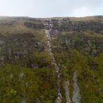 A agricultora Katie Davies, 40, está perdendo o sono de frustração com o rio de lixo que foi despejado em suas terras (foto)