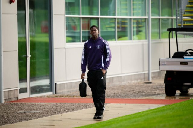 Kobbie Mainoo treinando em Carrington