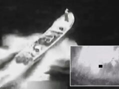 Forças dos EUA atacam navio supostamente ligado a grupo narcoterrorista matando 2 pessoas enquanto tripulações procuram por único sobrevivente A inteligência do USSOUTHCOM confirmou que o navio transitava por rotas conhecidas do narcotráfico no Pacífico Oriental e estava envolvido em operações de tráfico.