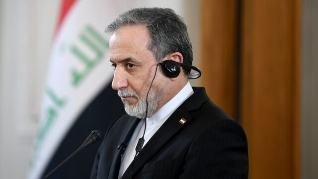 Fórum Econômico Mundial expulsa ministro das Relações Exteriores iraniano da cúpula de Davos em meio à repressão mortal aos manifestantes
