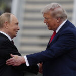 O presidente Donald Trump está com sua neta Carolina no pit lane antes da corrida de automóveis NASCAR Daytona 500 no Daytona International Speedway, domingo, 16 de fevereiro de 2025, em Daytona Beach, Flórida.