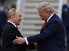 Foto de Putin ganha lugar de honra na Casa Branca de Trump O presidente Donald Trump está com sua neta Carolina no pit lane antes da corrida de automóveis NASCAR Daytona 500 no Daytona International Speedway, domingo, 16 de fevereiro de 2025, em Daytona Beach, Flórida.