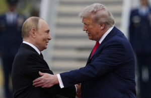 Trump diz que não é nada demais que Putin esteja ajudando o Irã O presidente Donald Trump está com sua neta Carolina no pit lane antes da corrida de automóveis NASCAR Daytona 500 no Daytona International Speedway, domingo, 16 de fevereiro de 2025, em Daytona Beach, Flórida.