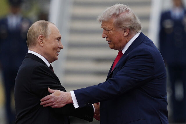 Foto de Putin ganha lugar de honra na Casa Branca O presidente Donald Trump está com sua neta Carolina no pit lane antes da corrida de automóveis NASCAR Daytona 500 no Daytona International Speedway, domingo, 16 de fevereiro de 2025, em Daytona Beach, Flórida.