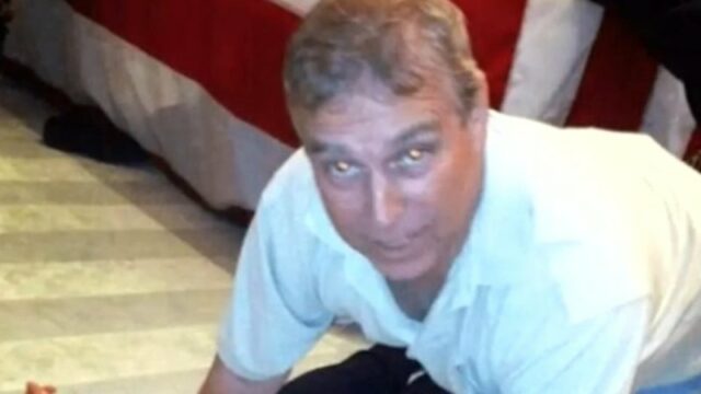 Foto do príncipe Andrew vista no último lançamento de arquivo de Epstein
