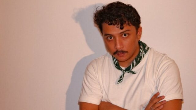 Foto viral com Sitok Srengenge, Sal Priadi esclarece: Não o estou defendendo
