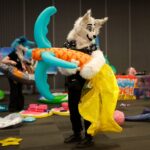 Derix, de Calgary, Canadá, que preferiu dar apenas o nome de seu personagem, posa para uma fotografia na Further Confusion, também conhecida como FurCon, fora do Centro de Convenções San Jose McEnery, no centro de San Jose, Califórnia, no domingo, 18 de janeiro de 2026. (Nhat V. Meyer/Bay Area News Group)