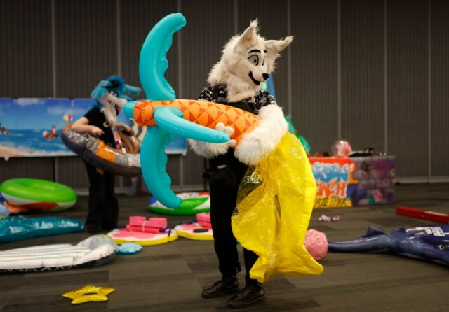 Derix, de Calgary, Canadá, que preferiu dar apenas o nome de seu personagem, posa para uma fotografia na Further Confusion, também conhecida como FurCon, fora do Centro de Convenções San Jose McEnery, no centro de San Jose, Califórnia, no domingo, 18 de janeiro de 2026. (Nhat V. Meyer/Bay Area News Group)