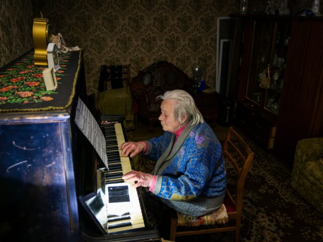 Fotos: Quedas de energia deixam pessoas em condições de congelamento em Kyiv
