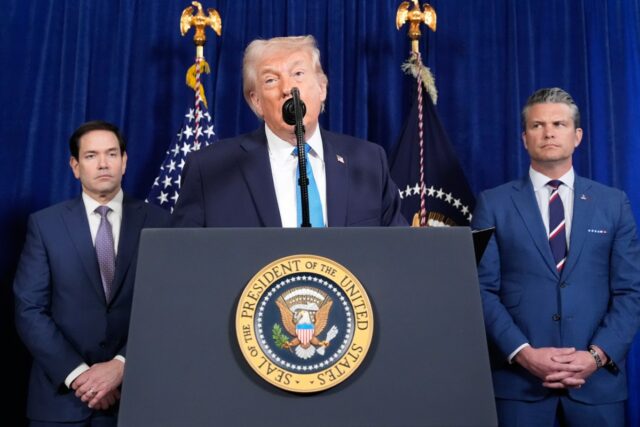 Fotos da 'sala de guerra' de Trump, Hegseth e Rubio mostram líderes monitorando X
