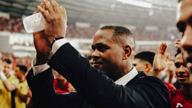 Fracassado na seleção da Indonésia, Patrick Kluivert é alvo da Tunísia e pode enfrentar a seleção holandesa na Copa do Mundo de 2026

