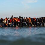 França proíbe 10 ativistas de extrema direita do Reino Unido por atacarem barcos de migrantes
