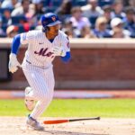 Francisco Lindor (12), do New York Mets, acerta uma única na terceira entrada contra o St. Louis Cardinals no Citi Field, domingo, 20 de abril de 2025, em Queens, NY