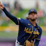 Freddy Peralta arremessou para um ERA de 2,70 em 33 partidas com 204 eliminações em um recorde de carreira de 176 ²/₃ entradas na última temporada.