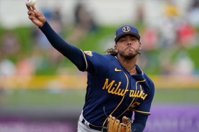 Freddy Peralta arremessou para um ERA de 2,70 em 33 partidas com 204 eliminações em um recorde de carreira de 176 ²/₃ entradas na última temporada.