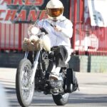 Brooklyn Beckham copiou seu pai, David, mais uma vez, depois de sair em um helicóptero Harley Davidson idêntico (foto), depois que foi revelado que ele só falaria com seus pais por meio de advogados