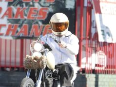 Freie como Beckham! Brooklyn copia o pai distante David NOVAMENTE enquanto ele sai em um helicóptero Harley Davidson idêntico – completo com assento fofo – depois de dizer aos pais que só falará com eles por meio de advogados Brooklyn Beckham copiou seu pai, David, mais uma vez, depois de sair em um helicóptero Harley Davidson idêntico (foto), depois que foi revelado que ele só falaria com seus pais por meio de advogados