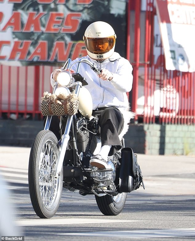 Freie como Beckham! Brooklyn copia o pai distante David NOVAMENTE Brooklyn Beckham copiou seu pai, David, mais uma vez, depois de sair em um helicóptero Harley Davidson idêntico (foto), depois que foi revelado que ele só falaria com seus pais por meio de advogados