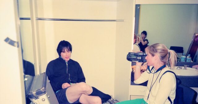 Fugindo dos incêndios em Malibu, ela encontrou uma caixa de vídeos antigos dos anos 90 e saiu com 'The Best Summer'
