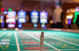 Funcionários de cassinos de Nova Jersey têm uma segunda chance de reduzir o tabagismo prejudicial Um cigarro na mesa do cassino. Funcionários de cassinos de Nova Jersey têm uma segunda chance de reduzir o tabagismo prejudicial