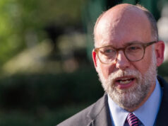 Funcionários federais apresentam queixa contra a proibição da administração Trump de cuidados de afirmação de gênero Yahoo news home