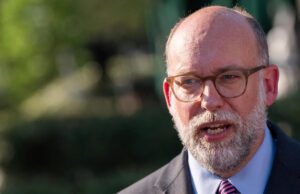 Funcionários federais apresentam queixa contra a proibição da administração Trump de cuidados de afirmação de gênero Yahoo news home