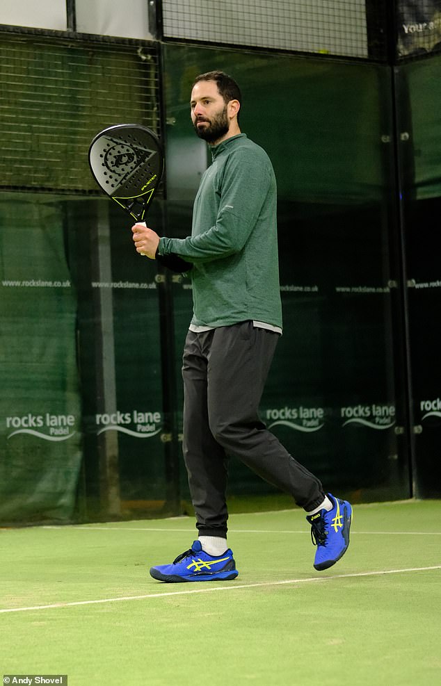 Fundador vegano de empresa de alimentos à base de plantas Fundador vegano de empresa de alimentos à base de plantas ISTO lança petição para mais quadras de padel no Chelsea Harbour Club – porque ele está farto de definir o alarme às 7h59 para reservar um às 8h