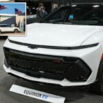 Um Chevrolet Equinox EV 2025 branco em exibição.