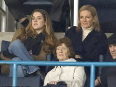 Gabby Logan mostra uma figura emocionada enquanto Leeds presta sinceros respeitos ao lendário pai Terry Yorath após a ‘semana difícil’ e o tributo grosseiro de Richard Keys Gabby Logan assistiu às homenagens a seu falecido pai, Terry Yorath, em Elland Road no sábado