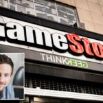 Ryan Cohen, cofundador da Chewy.com, sentado e sorrindo.