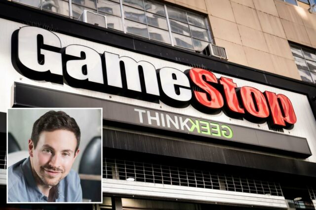 GameStop revela pacote de pagamento de US $ 35 bilhões Ryan Cohen, cofundador da Chewy.com, sentado e sorrindo.