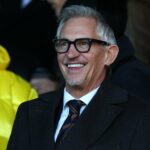 Eddie Howe aplaude os fãs do Newcastle.