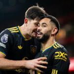 Harry Maguire comemorando em Anfield