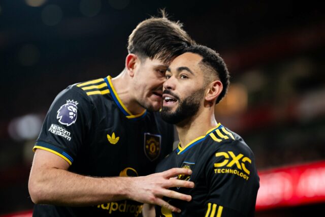 Harry Maguire comemorando em Anfield