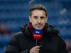 Gary Neville acha que Michael Carrick já fez algo muito inteligente no Man Utd Gary Neville trabalhando no Villa Park