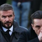 Patrick Dorgu comemora com seus companheiros durante a partida da Premier League entre Manchester United e Newcastle United.