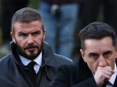 Gary Neville argumenta que o Man Utd deveria contratar um técnico ‘agressivo’ e pagar-lhe ’20 milhões de libras por ano’ para suceder Ruben Amorim Patrick Dorgu comemora com seus companheiros durante a partida da Premier League entre Manchester United e Newcastle United.