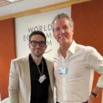 Alex Soros e Gavin Newsom posam para foto no Fórum Econômico Mundial.