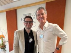 Gavin Newsom foi criticado quando uma foto dele posando com o ‘sugar daddy’ Alex Soros se tornou viral Alex Soros e Gavin Newsom posam para foto no Fórum Econômico Mundial.